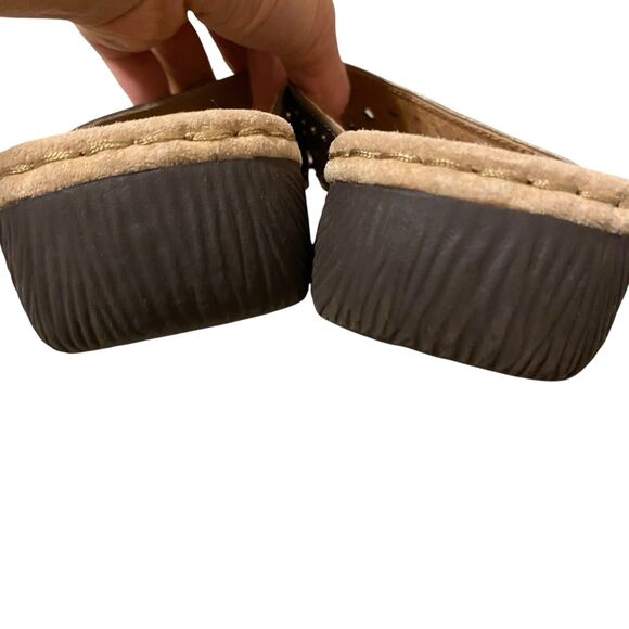 Clarks Artisan Thong Sandals Women 9.5 Gold Leather Studded Embellished Boho - Picture 10 of 10